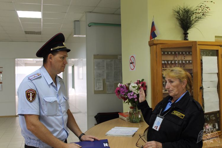 Сотрудники Росгвардии проверяют уровень обеспечения безопасности в образовательных учреждениях Вологодской области 