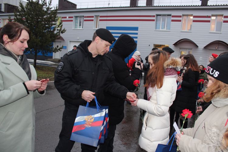 Сотрудники ОМОН в День Героев России провели для вологодских школьников специальную экскурсию