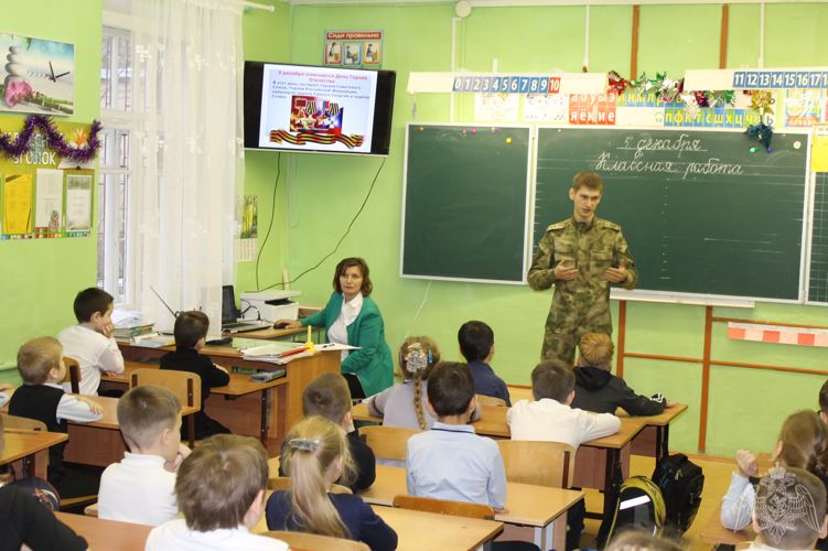 В преддверие Дня Героев Отечества сотрудники Росгвардии провели для юных вологжан тематические занятия