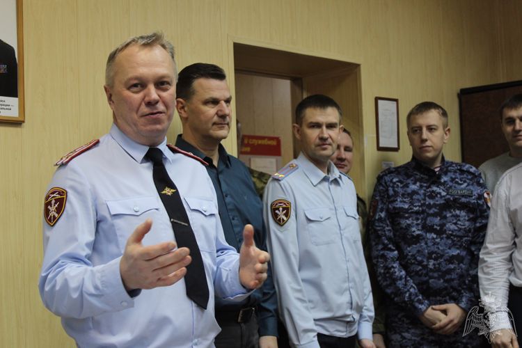 Начальник Управления Росгвардии по Вологодской области полковник полиции Сергей Иванов поздравил сотрудниц ведомства с 8 марта