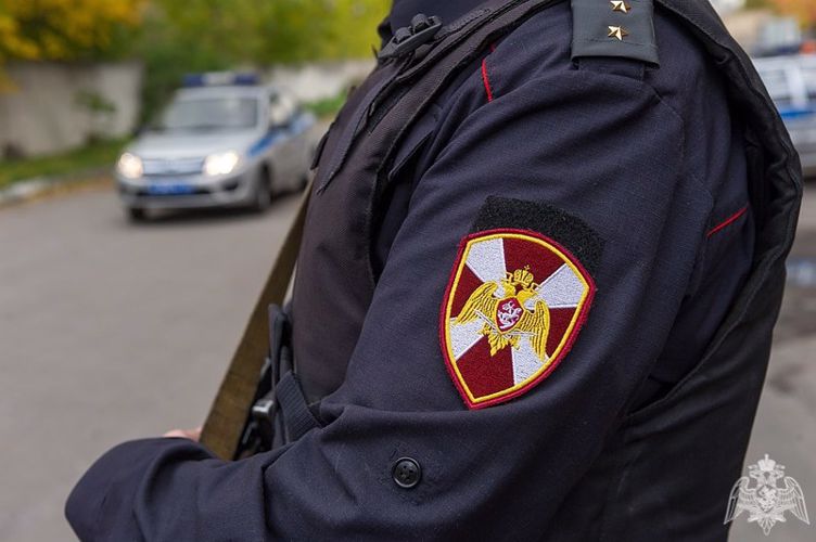 В Череповце росгвардейцы оказали доврачебную помощь мужчине, находившемуся в бессознательном состоянии