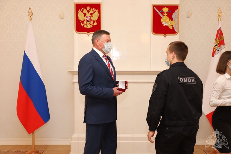 Губернатор Вологодской области вручил награду сотруднику ОМОН за спасение погибавшего