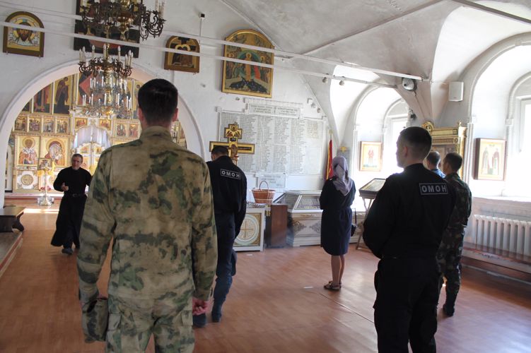 В Вологодской области сотрудники и военнослужащие почтили память небесного покровителя Росгвардии - святого князя Владимира