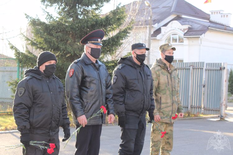 Офицеры Управления Росгвардии по Вологодской области почтили память сотрудников, погибших при исполнении служебного долга