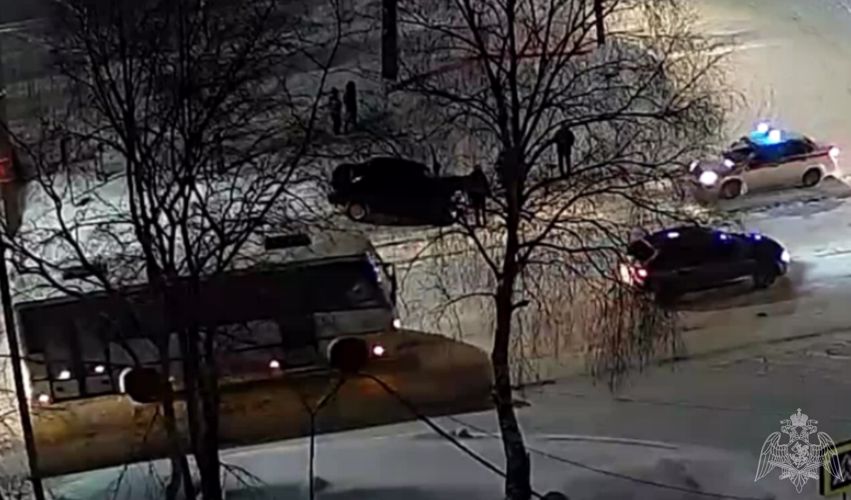 В Вологодской области сотрудники Росгвардии оказали помощь девушке, пострадавшей в ДТП