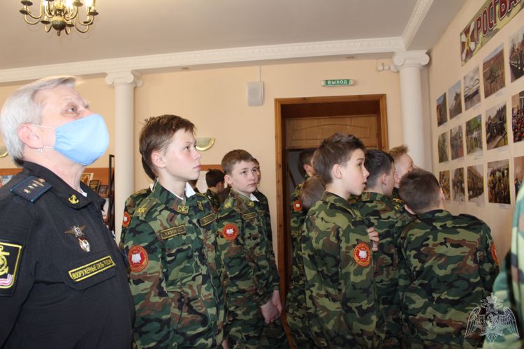 В Вологде росгвардейцы провели для кадет подшефной школы №15 экскурсию по фотовыставке «Росгвардия. 5 лет на страже безопасности России»