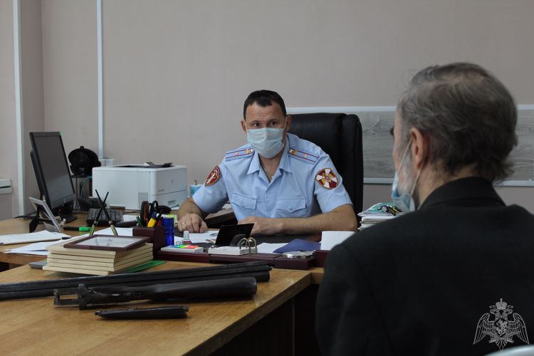 Вологжанин сдал сотрудникам Росгвардии ружье, найденное в доме родителей