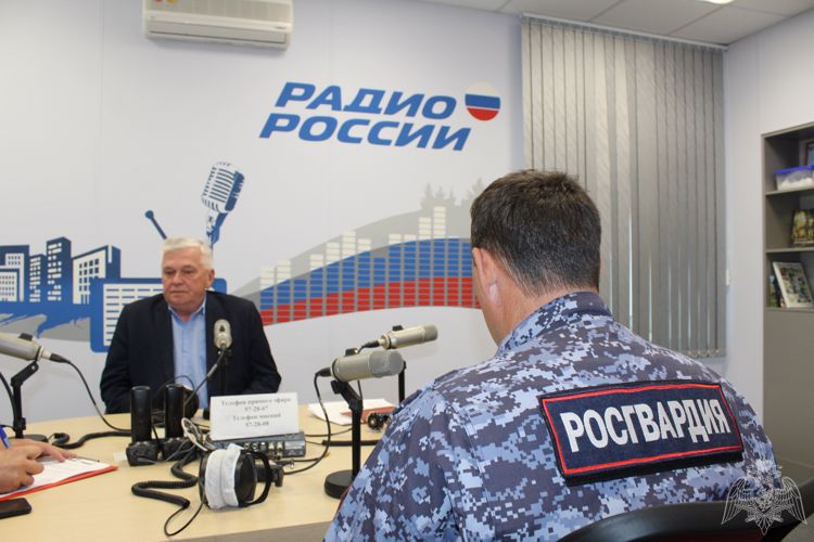Сотрудник Росгвардии рассказал вологодским радиослушателям о правилах использования оружия во время охоты