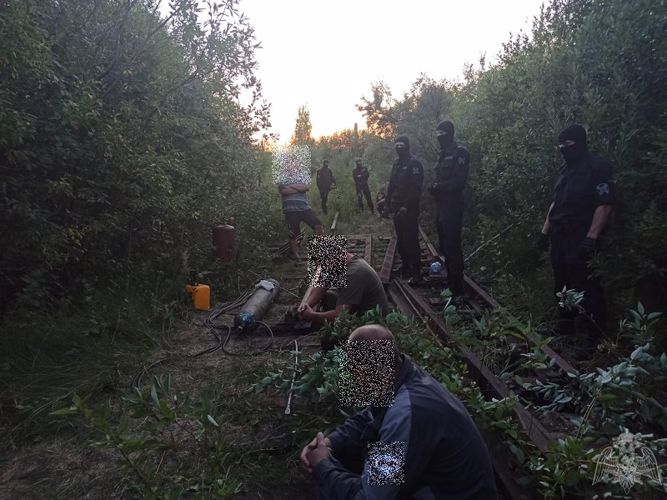 При содействии вологодского ОМОН задержаны подозреваемые в хищении рельс с подъездного пути