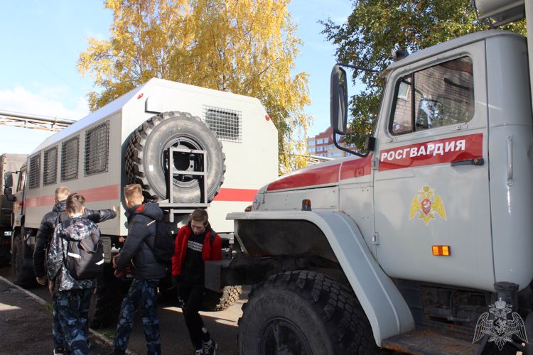 В Вологде сотрудники ОМОН встретились с юными вологжанами