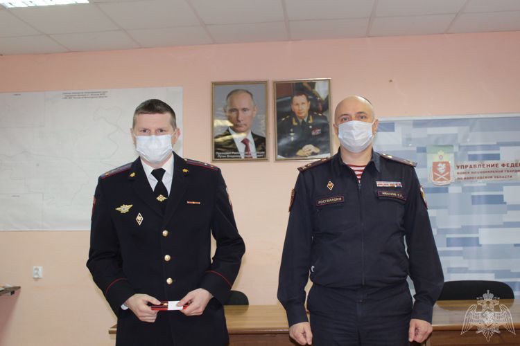 Руководство Управления Росгвардии по Вологодской области поздравило сотрудников вневедомственной охраны с днем образования службы