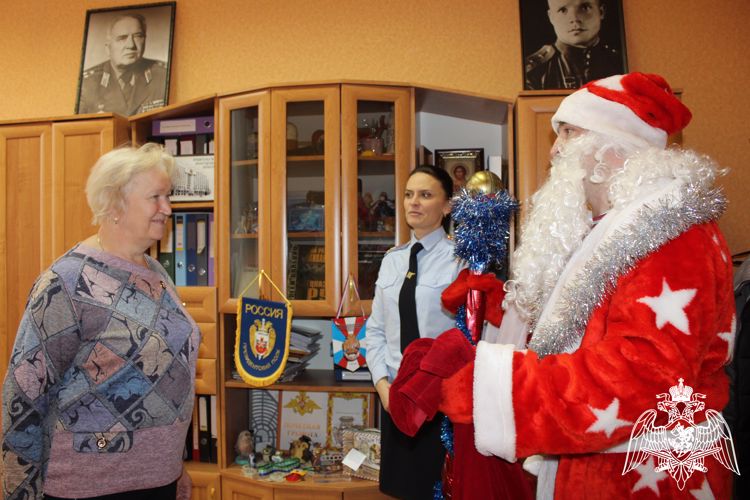 В Вологде Дед Мороз специального назначения поздравил кадет подшефной школы с Новым годом
