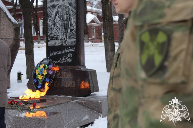 В Вологде росгвардейцы возложили цветы к памятнику воинам-интернационалистам