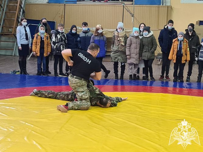Сотрудники вологодского ОМОН «Вымпел» Росгвардии встретились с воспитанниками социального учреждения