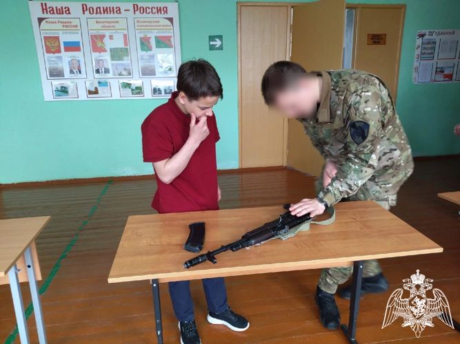 В преддверии Дня защиты детей сотрудники Росгвардии провели специальные занятия со школьниками Вологодского района