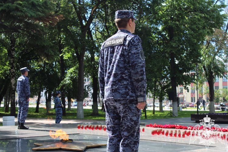 Сотрудники и военнослужащие Росгвардии в Вологде приняли участие в акции «Вахта памяти»