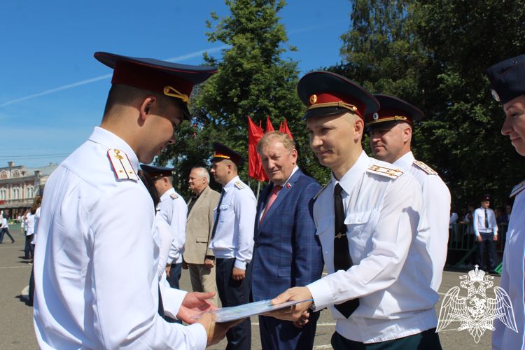 Руководство Управления Росгвардии по Вологодской области приняло участие во вручении дипломов молодым специалистам регионального института права и экономики 