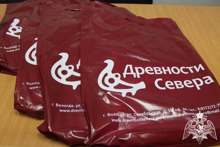 В Вологде детям росгвардейцев представители издательского центра вручили книги об истории города (ВИДЕО)