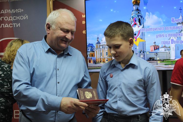 В Вологде ветераны Росгвардии вручили первые паспорта юным вологжанам