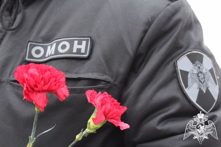 В Вологде сотрудники и военнослужащие Росгвардии стали участниками «Вахты памяти» ко Дню неизвестного солдата