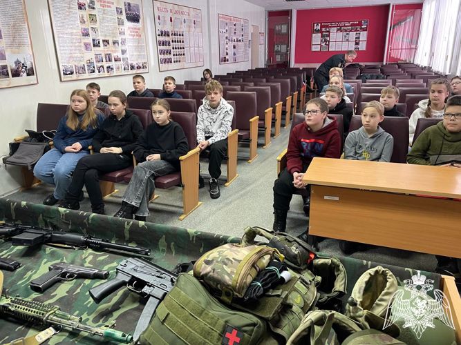Сотрудники ОМОН «Вымпел» Росгвардии провели для кадет день открытых дверей