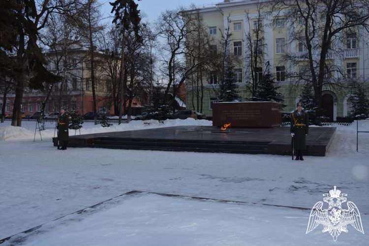 Росгвардейцы приняли участие в возложении цветов к мемориалу «Вечный огонь Славы» в рамках празднования Дня защитника Отечества