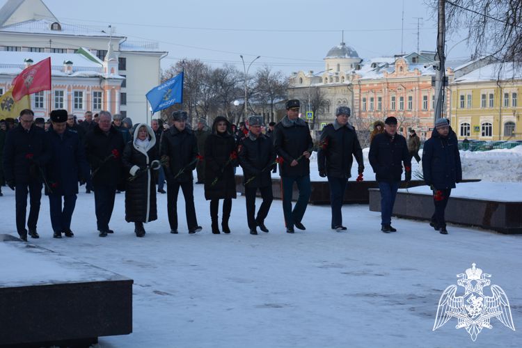 Росгвардейцы приняли участие в возложении цветов к мемориалу «Вечный огонь Славы» в рамках празднования Дня защитника Отечества
