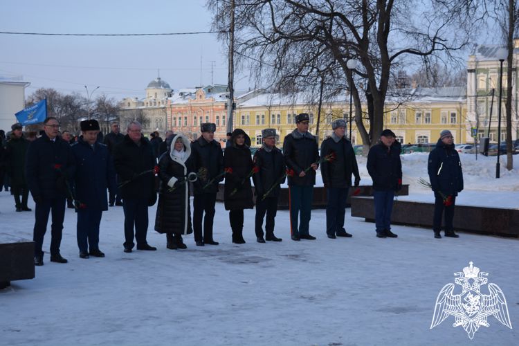 Росгвардейцы приняли участие в возложении цветов к мемориалу «Вечный огонь Славы» в рамках празднования Дня защитника Отечества