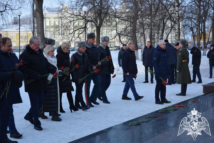 Росгвардейцы приняли участие в возложении цветов к мемориалу «Вечный огонь Славы» в рамках празднования Дня защитника Отечества