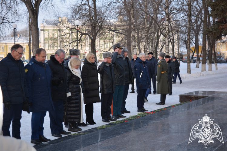 Росгвардейцы приняли участие в возложении цветов к мемориалу «Вечный огонь Славы» в рамках празднования Дня защитника Отечества