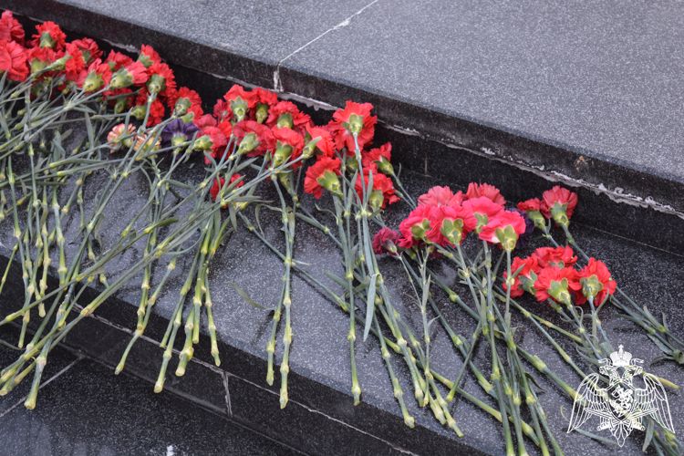 Росгвардейцы приняли участие в возложении цветов к мемориалу «Вечный огонь Славы» в рамках празднования Дня защитника Отечества