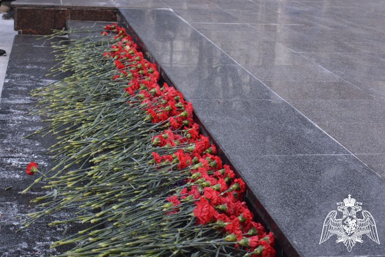 Росгвардейцы приняли участие в возложении цветов к мемориалу «Вечный огонь Славы» в рамках празднования Дня защитника Отечества