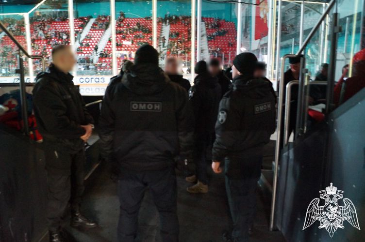 ОМОН Росгвардии обеспечил безопасность хоккейного матча в Череповце