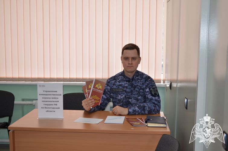 В Вологде сотрудники Росгвардии рассказали о своей службе на «Ярмарке вакансий»