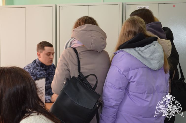 В Вологде сотрудники Росгвардии рассказали о своей службе на «Ярмарке вакансий»