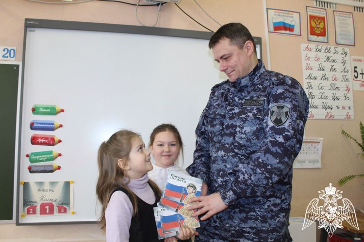 Юные вологжане написали письма для росгвардейцев, участников специальной военной операции (ВИДЕО)