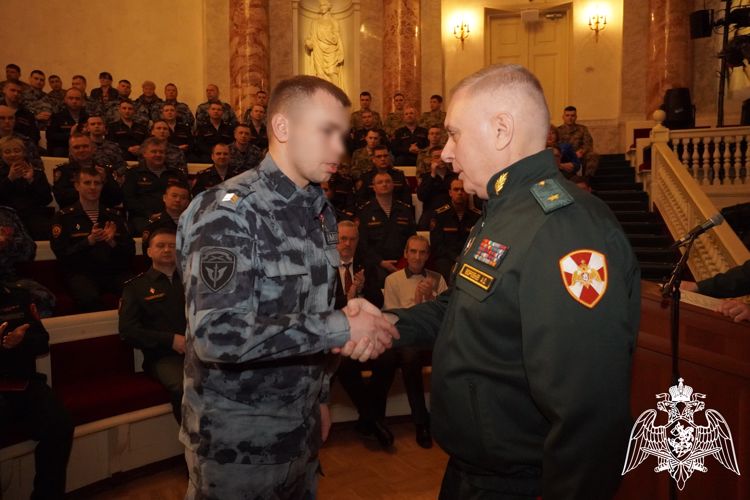 В Санкт-Петербурге вологодскому росгвардейцу, отличившемуся в ходе специальной военной операции, вручена награда (ВИДЕО)
