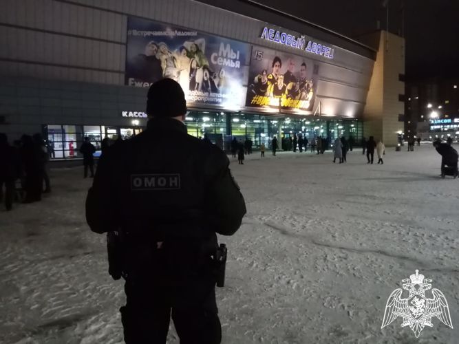 ОМОН Росгвардии обеспечил безопасность хоккейного матча в Череповце