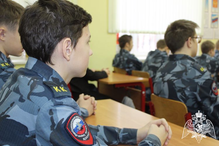 Росгвардейцы рассказали вологодским кадетам о Сталинградской битве