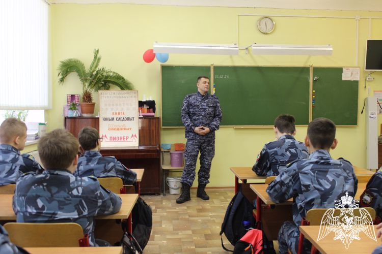 Росгвардейцы рассказали вологодским кадетам о Сталинградской битве