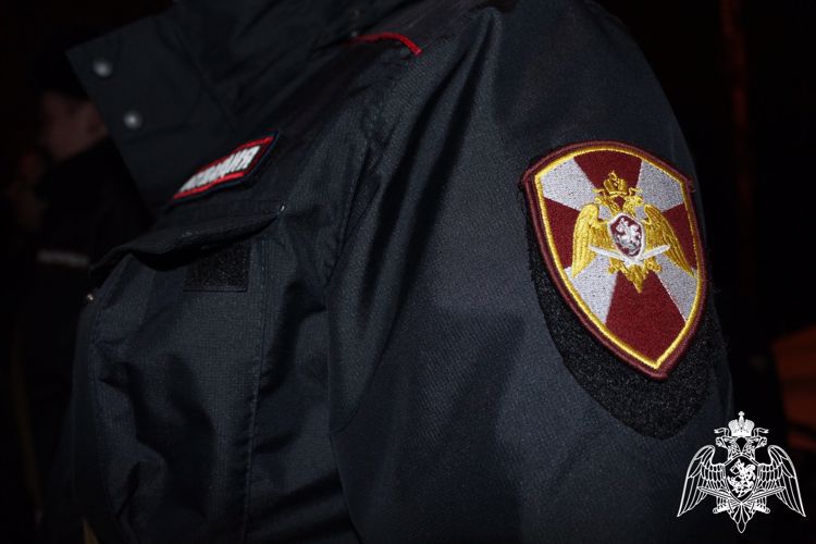 В Вологде сотрудники вневедомственной охраны Росгвардии задержали молодого человека, выбившего дверь магазина