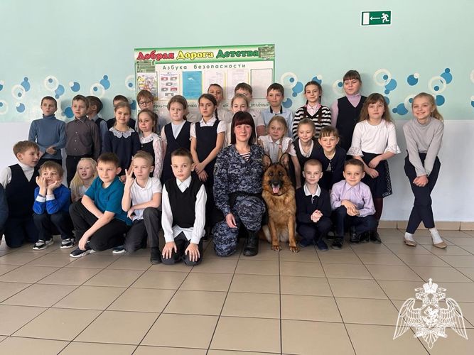 В рамках «Недели мужества» вологодские школьники познакомились с профессией кинолога Росгвардии