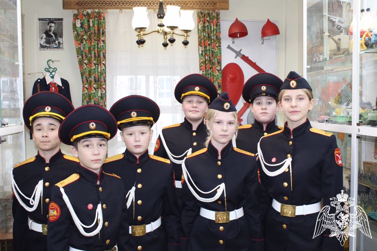 Вологодские росгвардейцы и члены их семей стали первыми посетителями выставки «Маленькие воины» в День войск национальной гвардии России