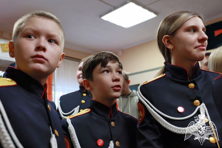Вологодские росгвардейцы и члены их семей стали первыми посетителями выставки «Маленькие воины» в День войск национальной гвардии России