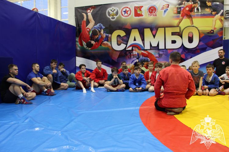 Сотрудник Росгвардии провел открытую тренировку по самбо для юных вологжан
