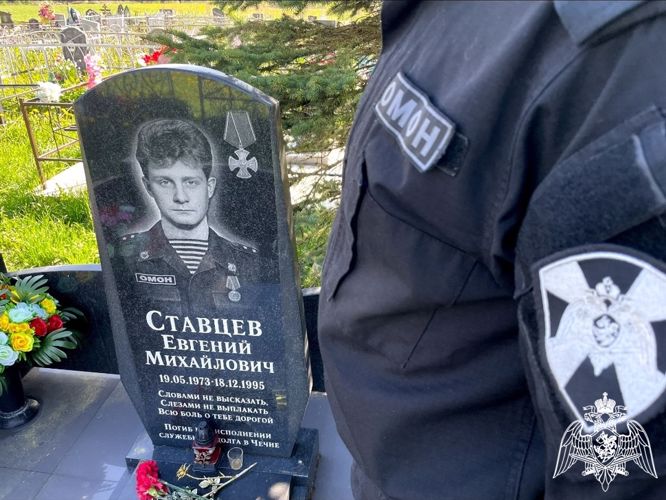 В Вологодской области росгвардейцы почтили память сослуживца, погибшего при исполнении служебного долга