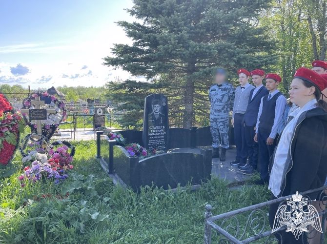 В Вологодской области росгвардейцы почтили память сослуживца, погибшего при исполнении служебного долга