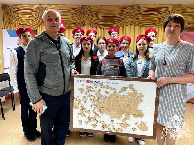 Сотрудники ОМОН «Вымпел» Росгвардии по Вологодской области провели экскурсию для лучших учеников подшефной школы
