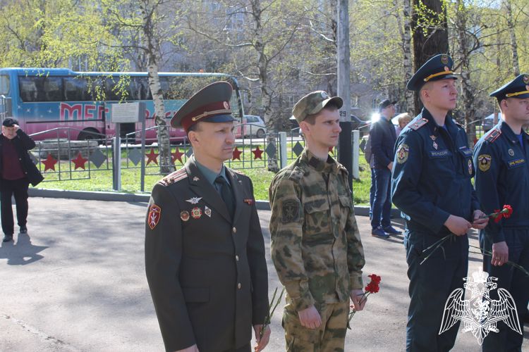 Росгвардейцы возложили цветы к обелиску солдатам-защитникам Родины в Вологде