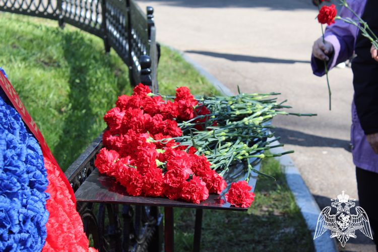 Росгвардейцы возложили цветы к обелиску солдатам-защитникам Родины в Вологде